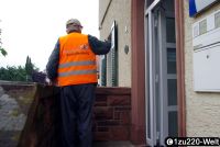 Die Warnweste steht Karl-Heinz gut